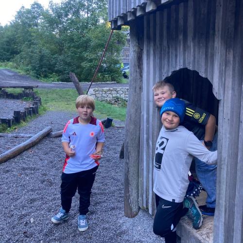 Kinder beim Spielplatz