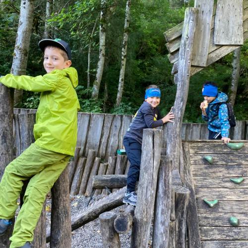 Kinder beim Spielplatz