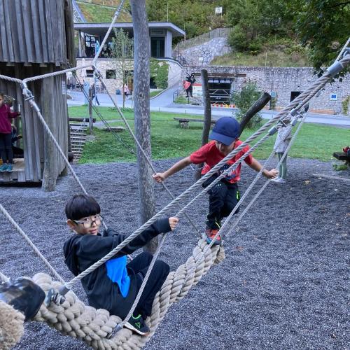 Kinder beim Spielplatz