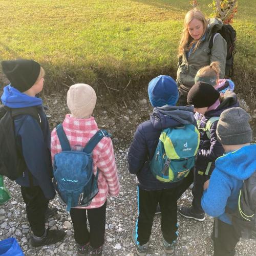 Kinder stehen im Kreis