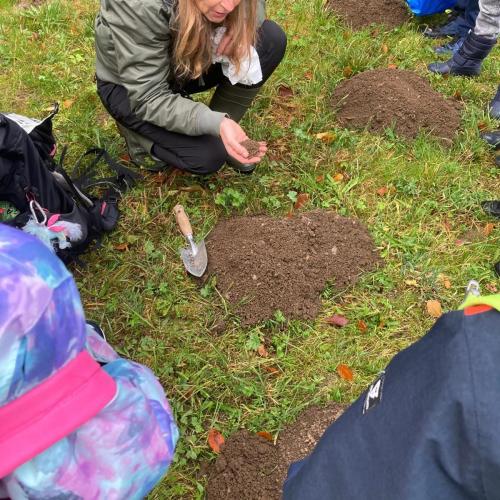 Natopia-Führerin mit Erde in der Hand