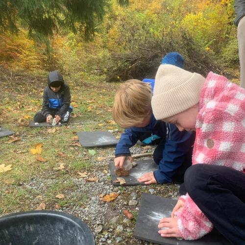 Kinder beim Kreativen Arbeiten