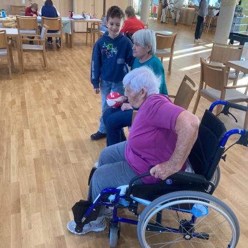 Ballspielen mit den Bewohnern des Heims