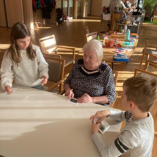 Kinder schenken selbstgebastelte Karten