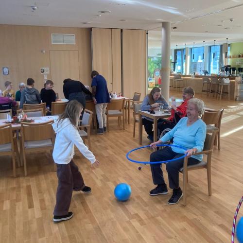 Ballspiel mit älteren Menschen