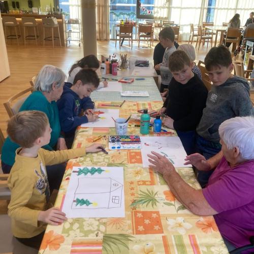 Kinder zeichnen für die älteren Menschen