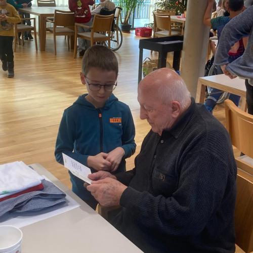 Geschenkübergabe von selbstgebastelten Karten