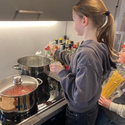 Kinder kochen Pasta